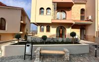 dvushka-na-more
